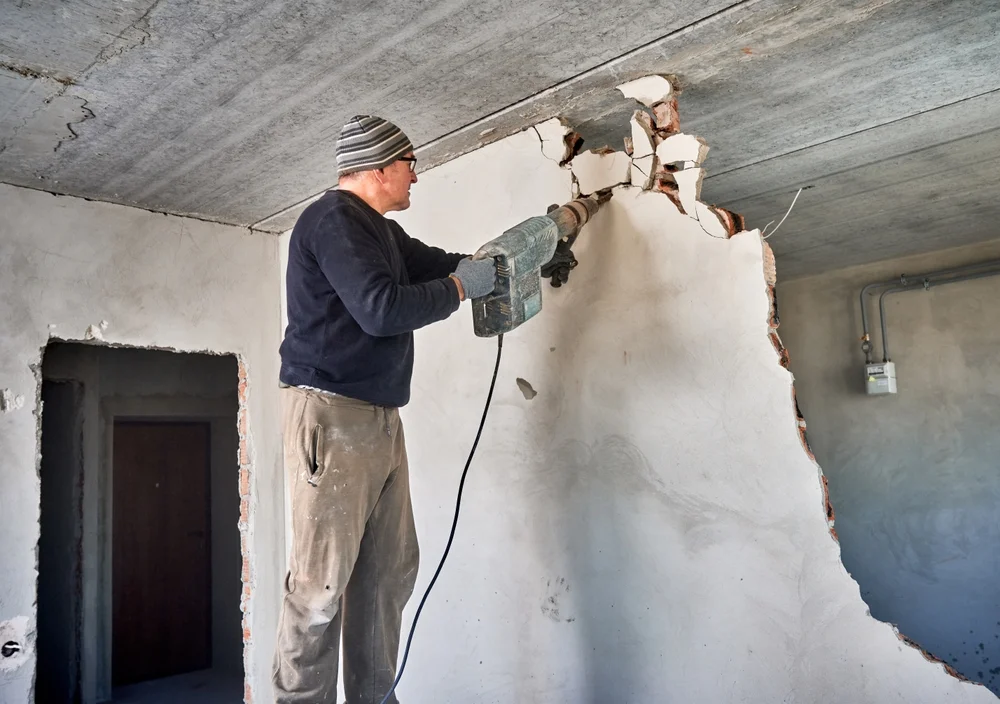 Abbrucharbeiter entfern Zwischenwand