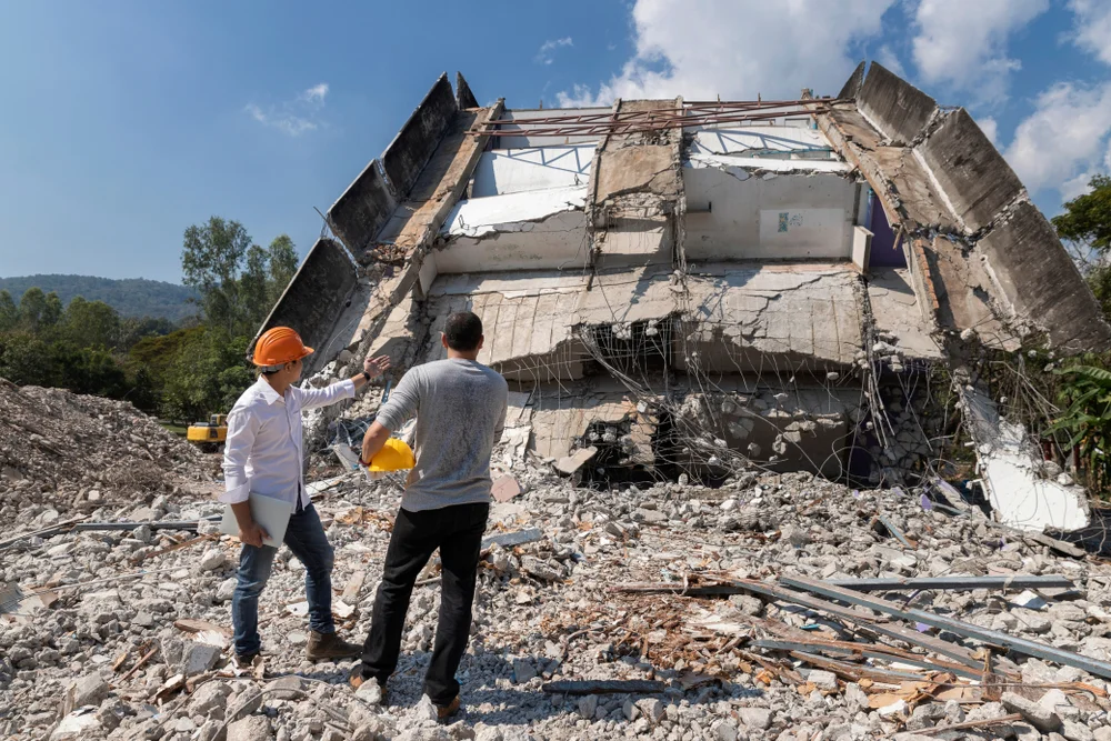 Asbest Gefahrenarbeiter Aufräumen