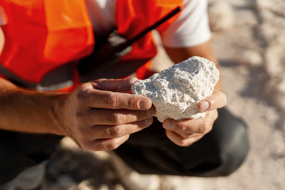 Facharbeiter analysiert Bausubstanz