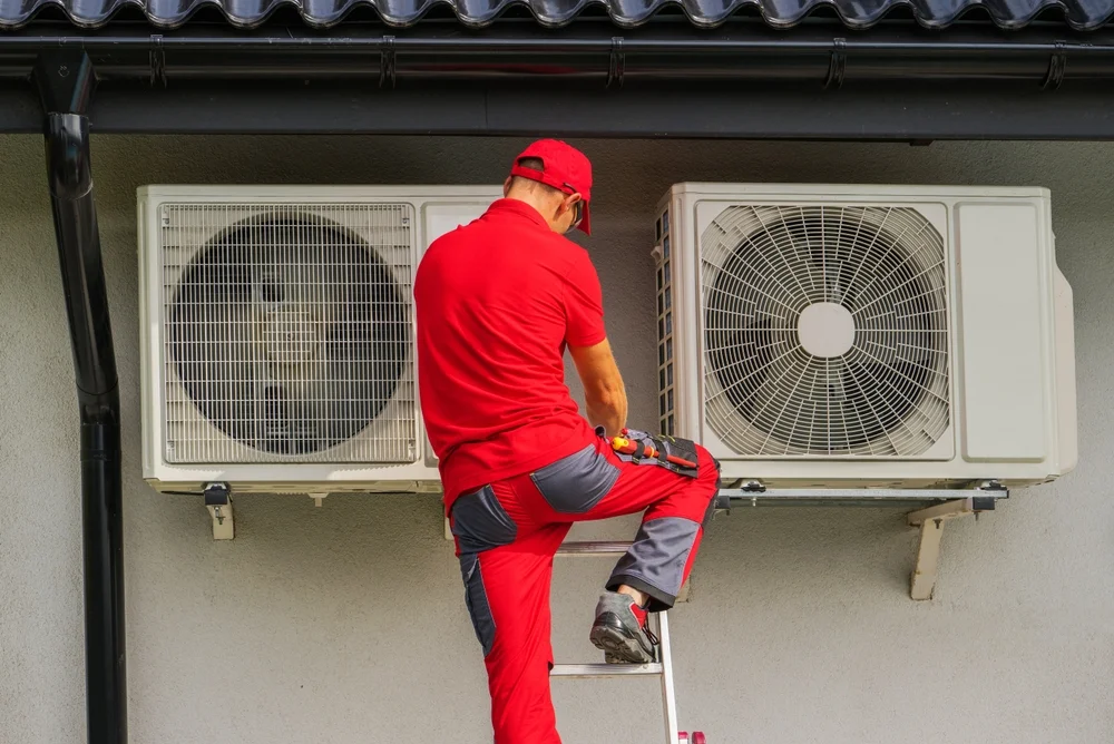 Techniker demontieret Ausseneinheit der Wärmepumpe