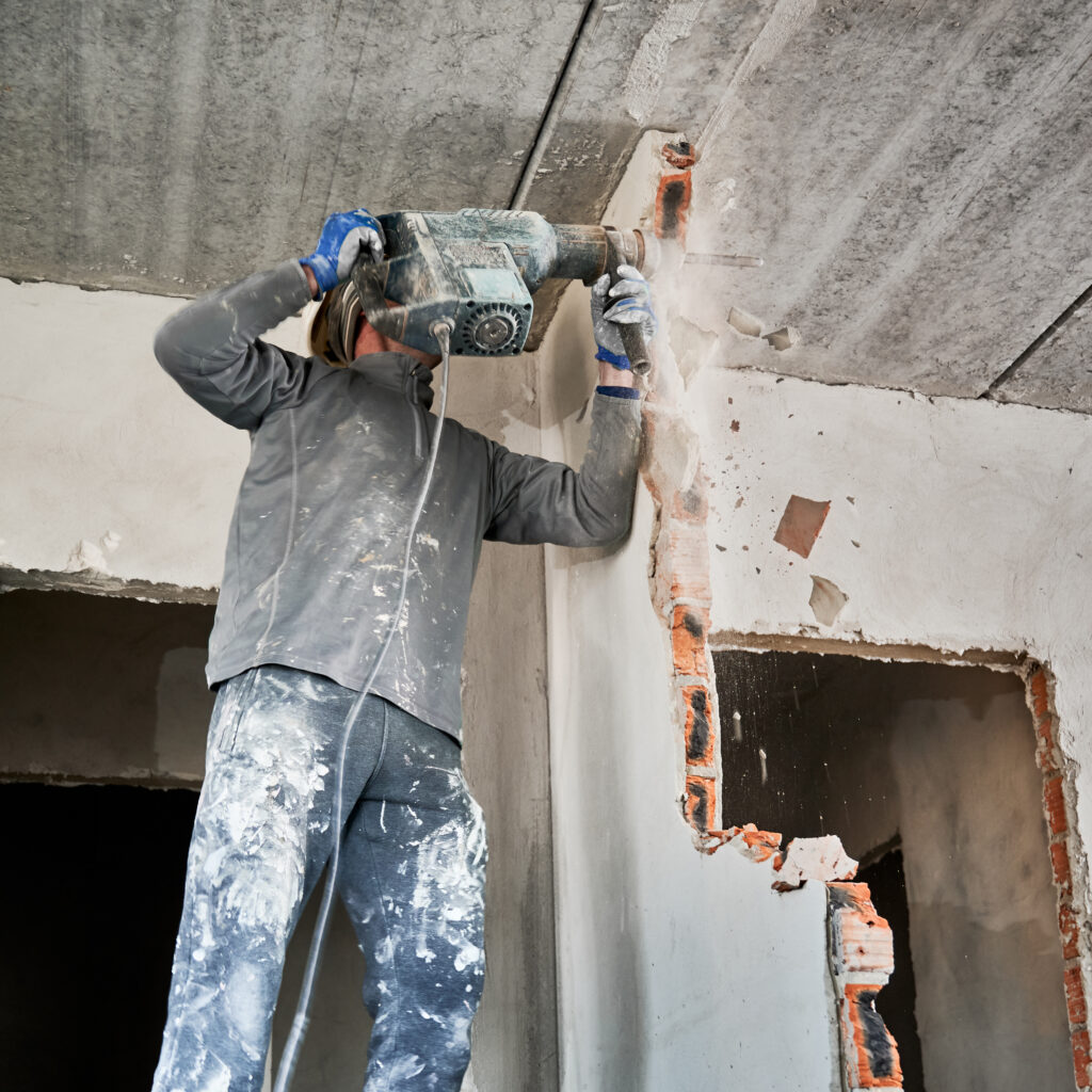 Rückbau einer Innenwand mit dem Abbruchhammer